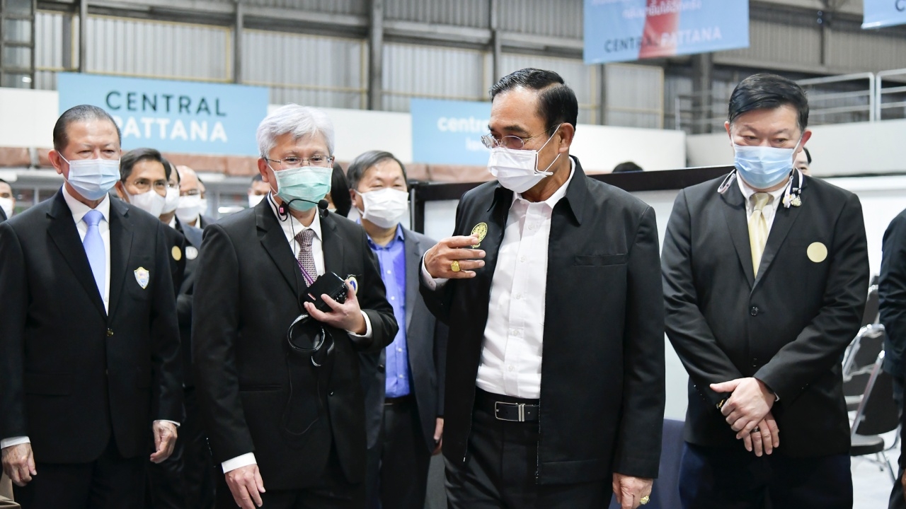 นายกฯ ตรวจจุดฉีดวัคซีน "เซ็นทรัลลาดพร้าว" ซัด อย่าบิดเบือนทำคนกลัว
