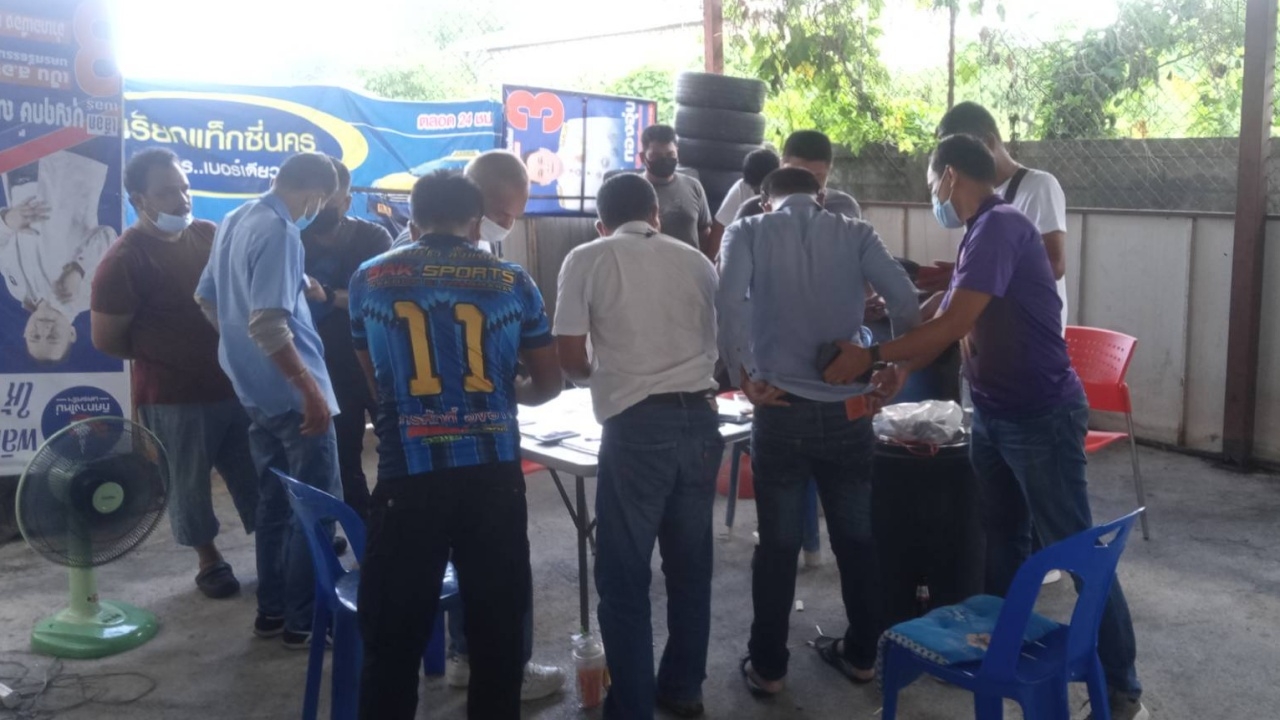 ชุดฉก.ผู้ว่าฯ เมืองคอน ปลอมตัวเป็นผู้โดยสาร จับโชเฟอร์แท็กซี่ตั้งวงเล่นไพ่