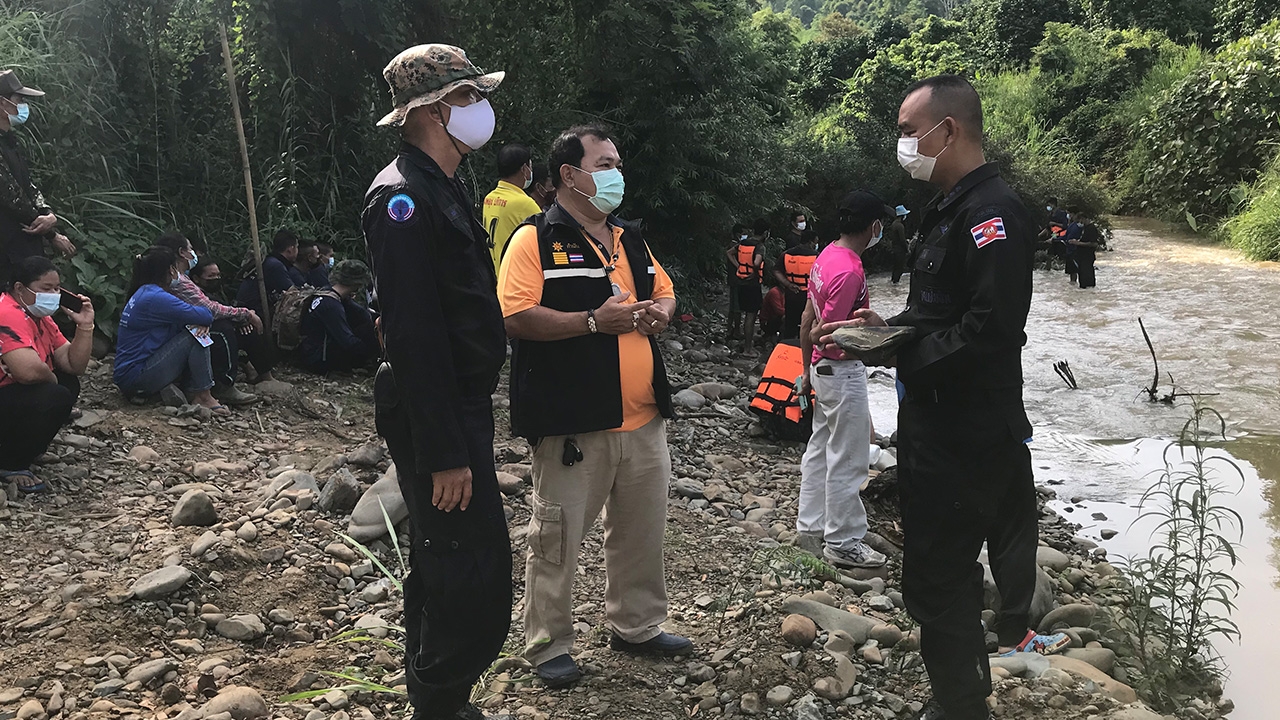 พบร่าง "น้องเบิร์ด" ถูกน้ำป่าพัดหาย 3 วัน ติดกอหญ้ากลางคลอง