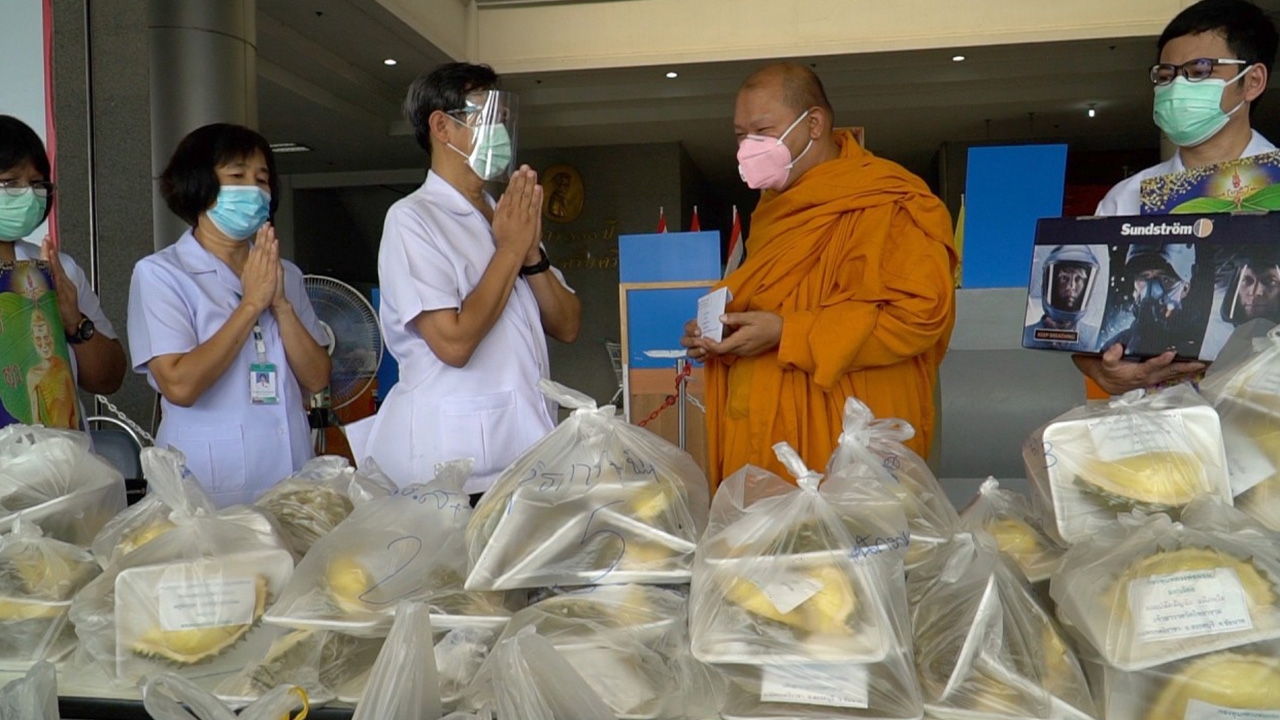 กลิ่นทุเรียนอบอวล พระกลัวทีมหมอไม่ได้กิน นำไปมอบถึงหน้า รพ.ชัยนาทนเรนทร