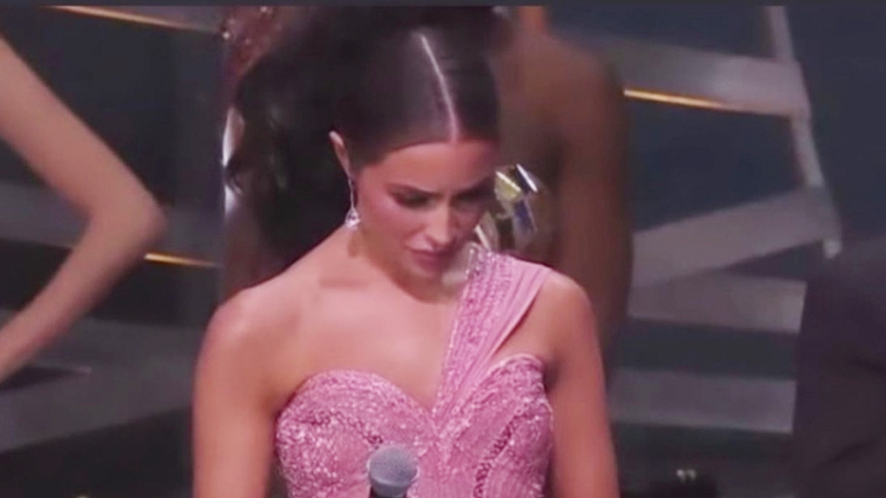  โอลิเวีย คัลโป ตอบข้อสงสัยแฟนนางงามหลังทำสีหน้างงตอนก้มอ่านโพย