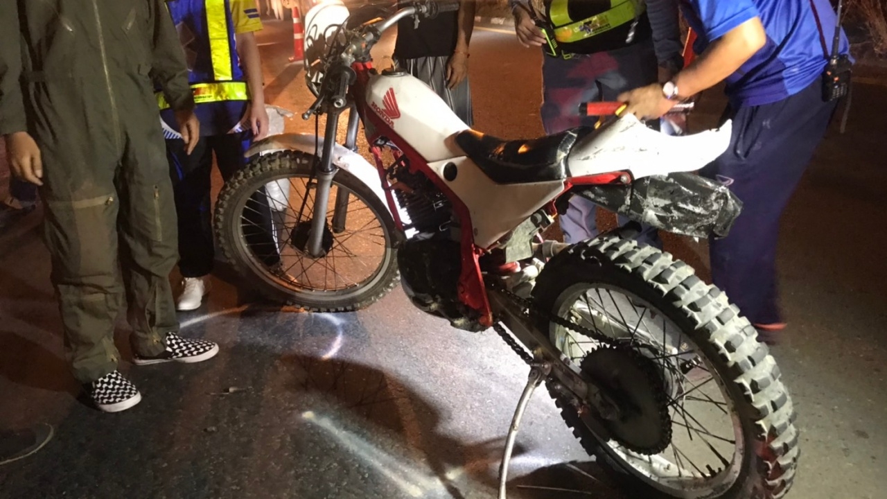 หนุ่มซิ่ง จยย.ชนกระบะ-แถมุดสิบล้อ ขยี้ซ้ำสยอง หัวแบะตายคาที่