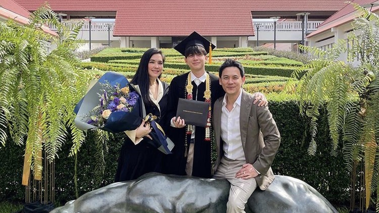 โบ-ฟลุค ยิ้มกว้าง น้องอชิ เรียนจบ ม.6 สุดภูมิใจลูกชายสำเร็จอีกขั้น