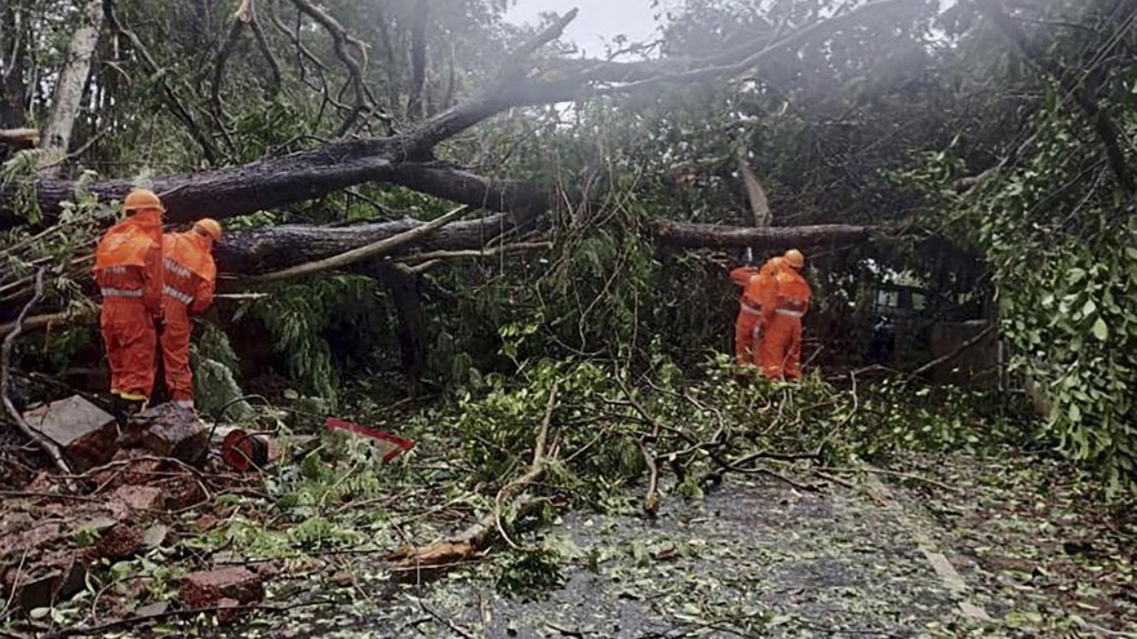 เคราะห์ซ้ำ อินเดียเจอพิษไซโคลน "เตาะแต่" ดับแล้ว 4 ศพ ก่อนขึ้นฝั่งพรุ่งนี้