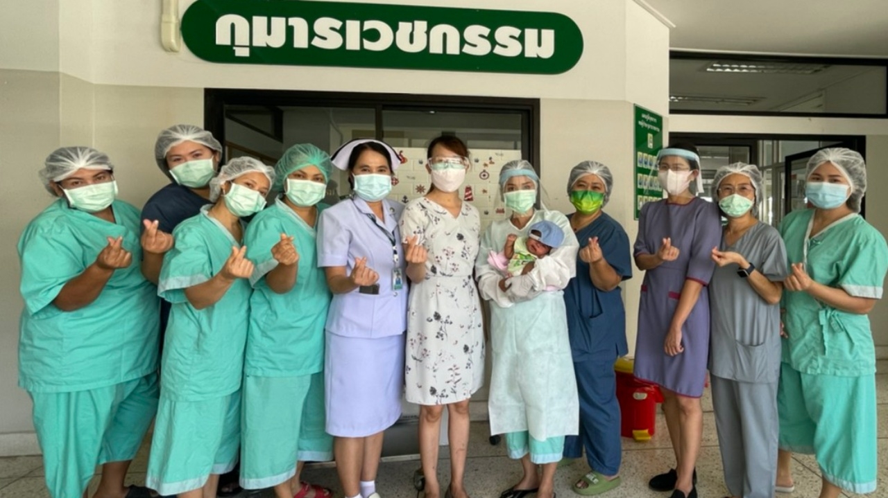 ทีมแพทย์ รพ.ประจวบฯ รักษาโควิด ด.ช.วัย 1 เดือนจนหาย กลับบ้านพร้อมแม่ 