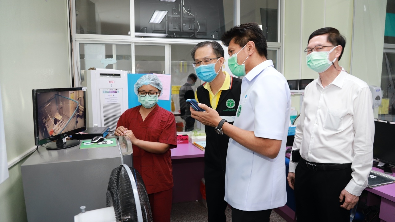 “สาธิต” เยี่ยมหญิงเมียนมาติดเชื้อโควิด-19 หลังคลอด "น้องนิมิบุตร"