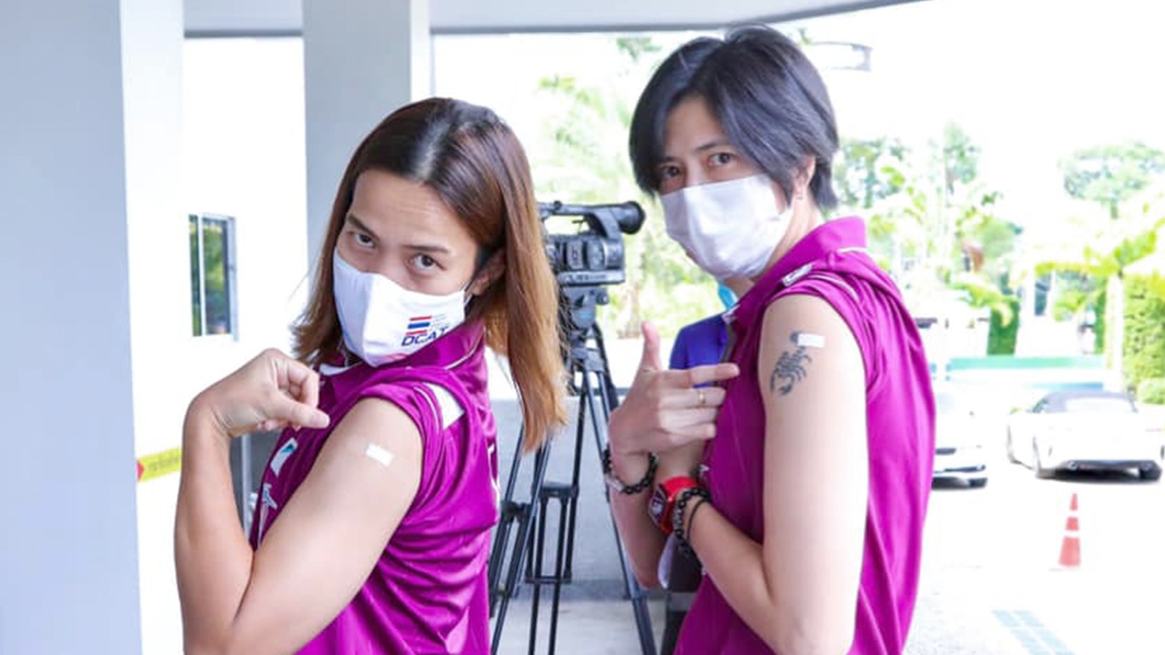 พร้อมรบ "ลูกยางหญิงทีมชาติไทย" เข้าฉีดวัคซีนป้องกันโควิด-19 ก่อนลุย "เนชันส์ ลีก"