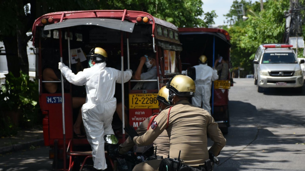 ฝากขัง 55 หนุ่ม สังสรรค์ในซาวน่า ฝ่าพ.ร.ก.ฉุกเฉิน พบเสพยา 27 คน