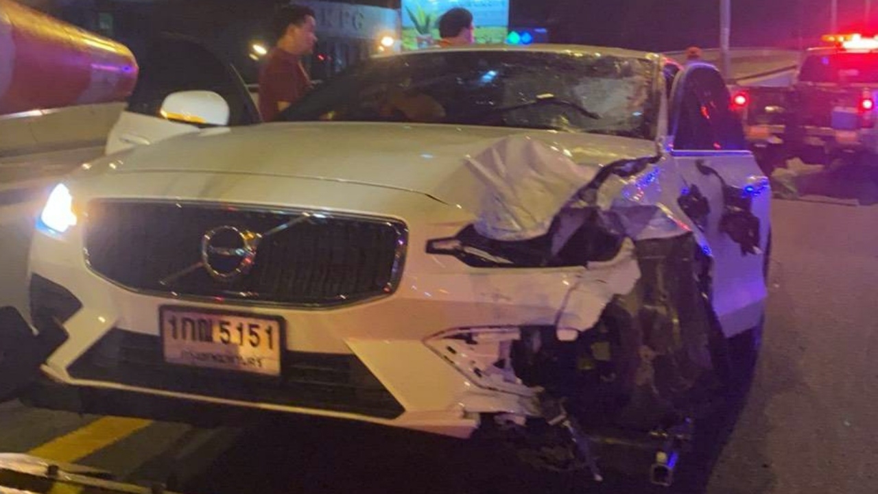 ขี่ จยย.ย้อนศรขึ้นทางด่วน เจอเก๋งวอลโว่ ชนมือขาดกระเด็น ดับคาที่