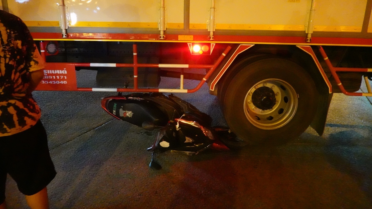 สลด หกล้อเหยียบ จยย.ตายกลางสี่แยกไฟแดงท่าสะอ้าน