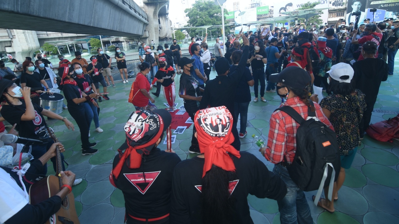 มวลชนรวมตัวสกายวอล์กปทุมวัน 7 ปีรัฐประหาร สหภาพนักเรียนแสดงออกหน้า ศธ.