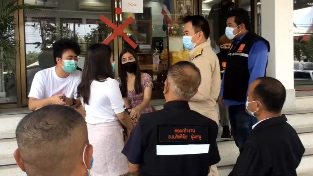 แห่แจ้งความ "จิตรา" สาวแสบตุ๋นลอตเตอรี่ ค่าเสียหายบาน 1.4 พันล้าน
