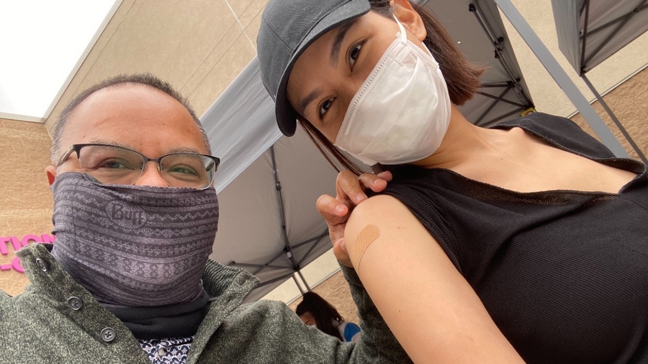 "ทอม เครือโสภณ" พาภรรยา ฉีดวีคซีนโควิดที่สหรัฐฯ แล้ว