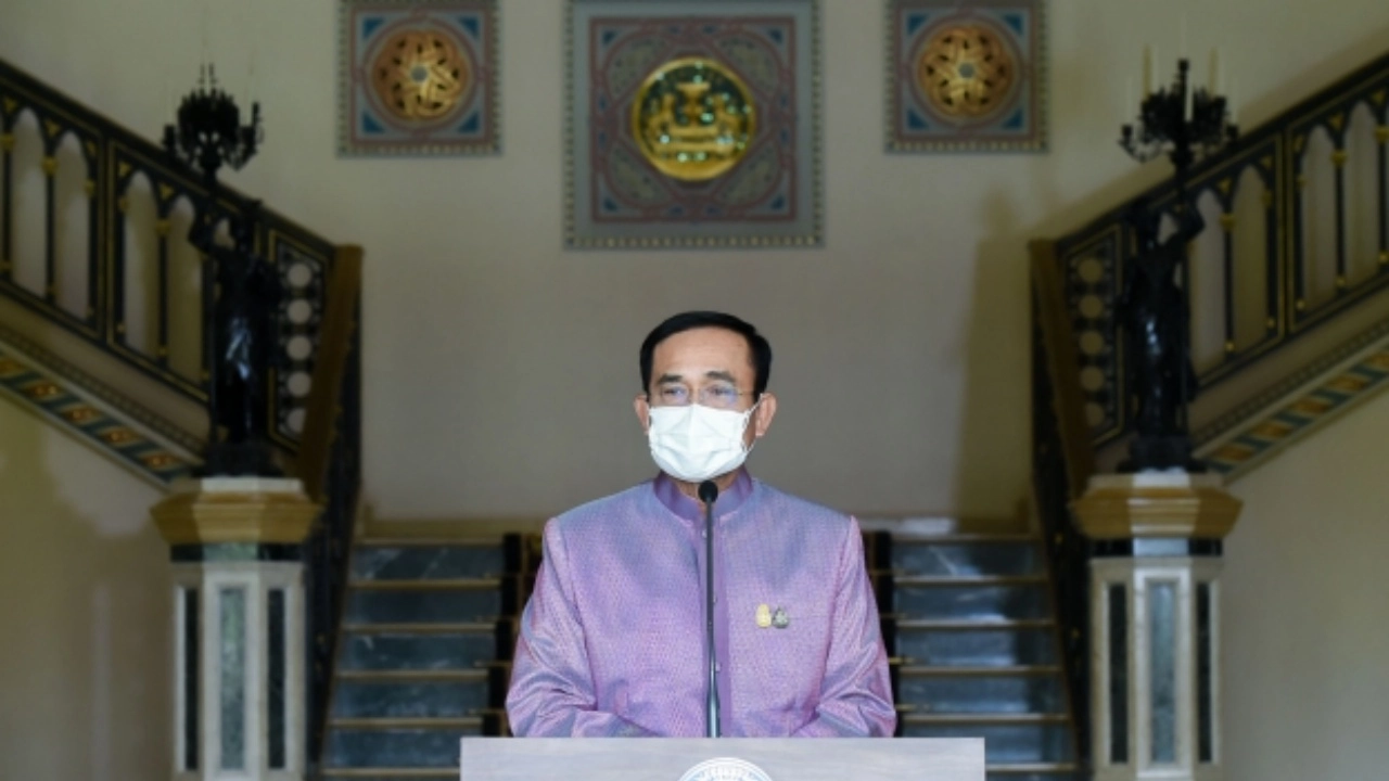 นายกฯ เข้าทำเนียบฯ ตรวจโควิด-19 แบบ Swab Test - บ่ายไปตรวจจุดฉีดวัคซีน