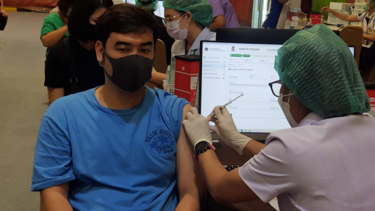 คน กทม.รอคิว ฉีดวัคซีนนอกสถานพยาบาลวันแรกที่เซ็นทรัลลาดพร้าว