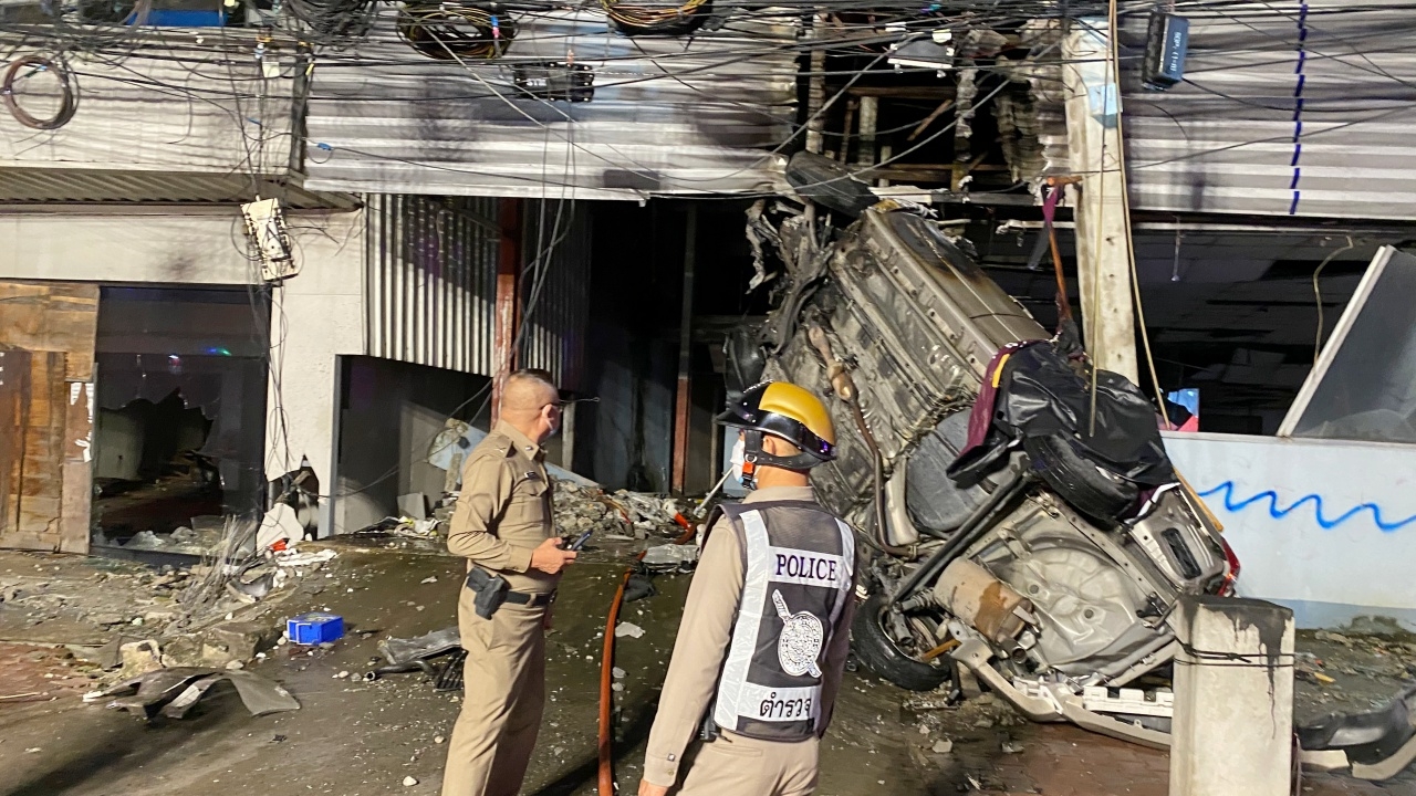 ชนสยอง ไฟลุกท่วมคัน เก๋งแหกโค้งชนยับ รอดหวุดหวิด เจ็บ 1 ย่างสดตาย 1