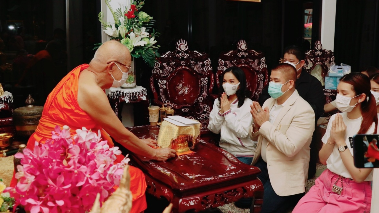 “ธรรมนัส-นฤมล” ร่วมทำบุญบริจาคโรงทาน วัดอรุณราชวราราม