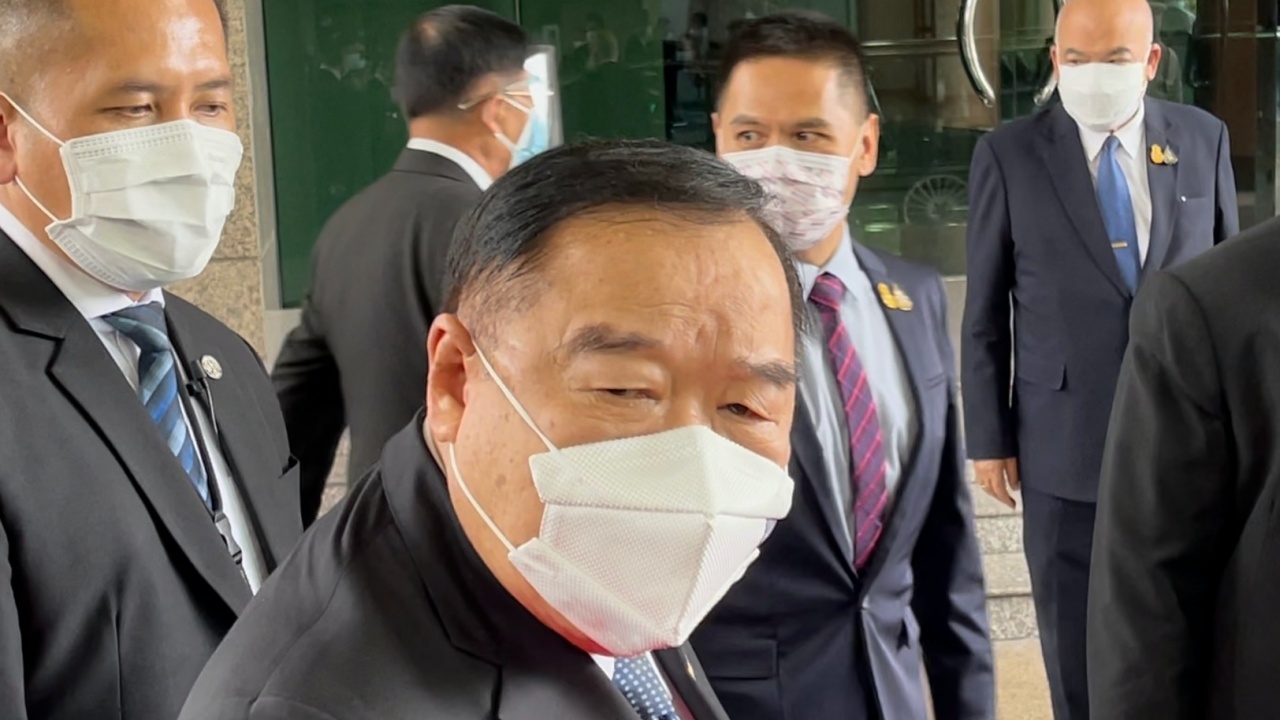 “บิ๊กป้อม” เมินโซเชียลฯ อัด “ธรรมนัส” ชี้ เรื่องก้าวไกล ร้องสอบจริยธรรม