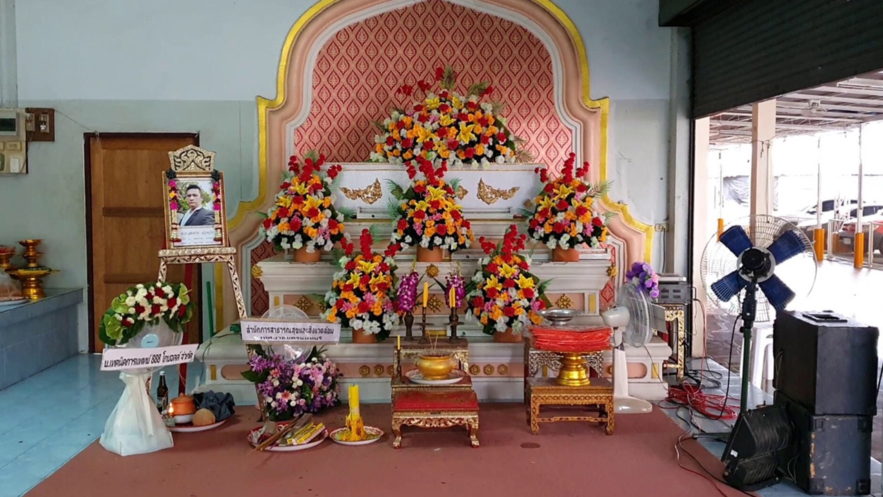 พ่อแม่หนุ่มขับรถส่งฟิล์มเอกซเรย์ เสียใจลูกตายหลังฉีดวัคซีนโควิดได้ 2 วัน