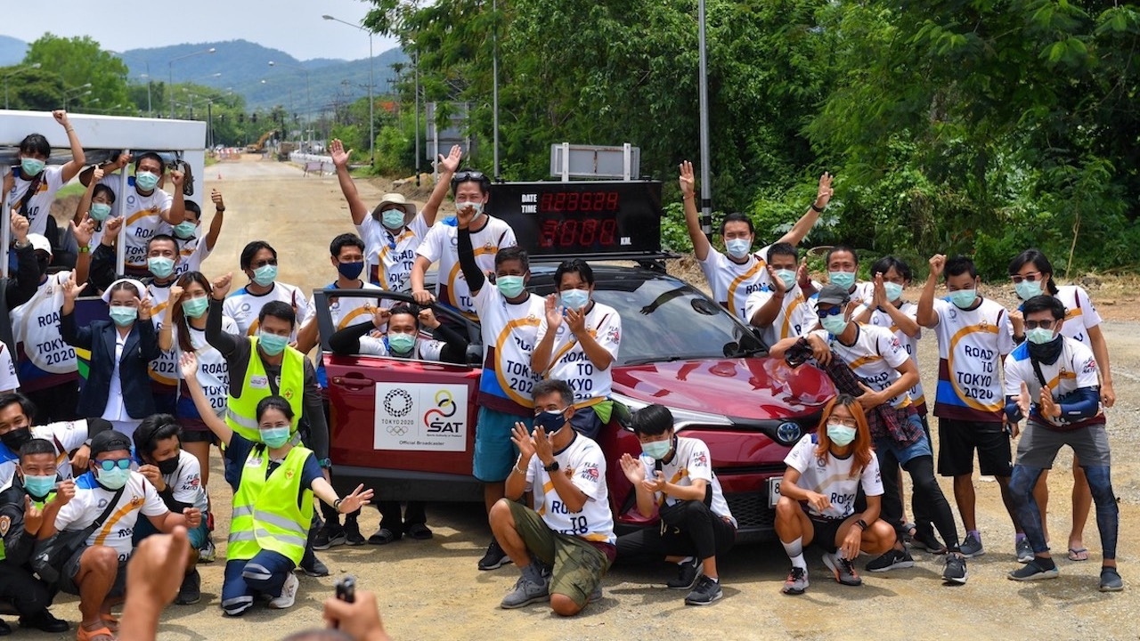 "วิ่งส่งธงชาติไทย" วันที่ 40 ผ่าน 3,000 กม. ขบวนรถแห่ทั่วเมืองแพร่