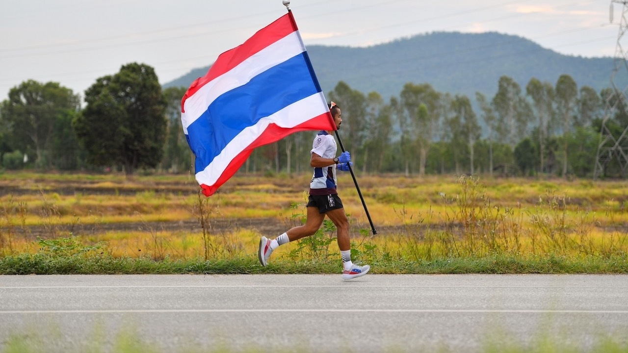 วิ่งธงชาติไทยวันที่ 42 พิชิตภารกิจ 106.2 กม. จากอุตรดิตถ์ถึงพิษณุโลก 