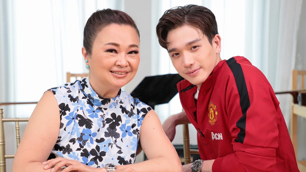 “ตงตง” เขินเหงื่อแตกถอดเสื้อโชว์กล้ามแน่นต่อหน้า “เจ๊คิ้ม” อดีตเคยเจ้าชู้