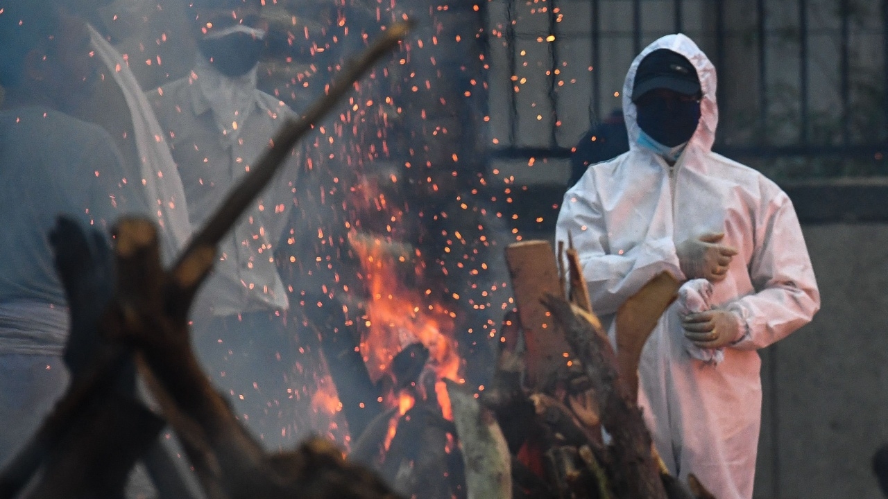 อินเดียติดโควิดวันเดียวเกิน 4 แสนคนรอบ 2 มีแววระบาดระลอก 3