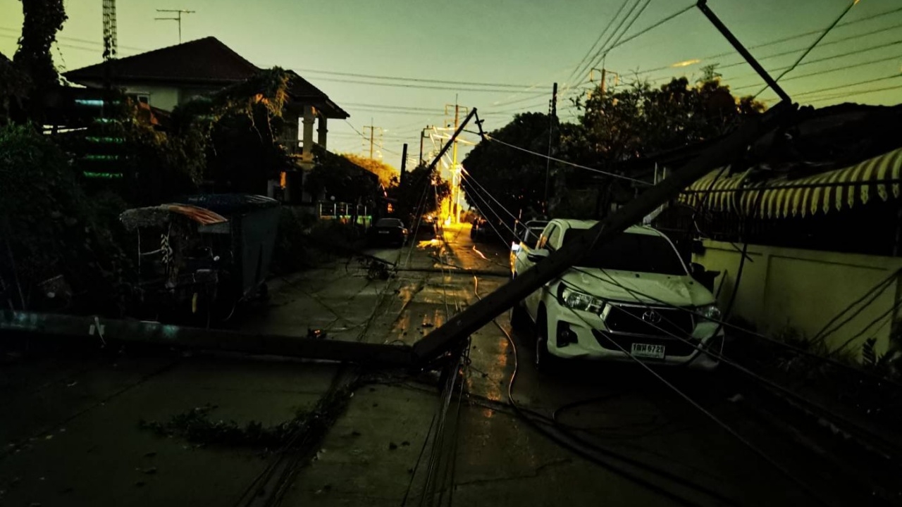 นนทบุรีอ่วม พายุฝนกระหน่ำกลางดึก เสาไฟฟ้าล้ม 5 ต้น บ้านพัง หลังคาปลิว