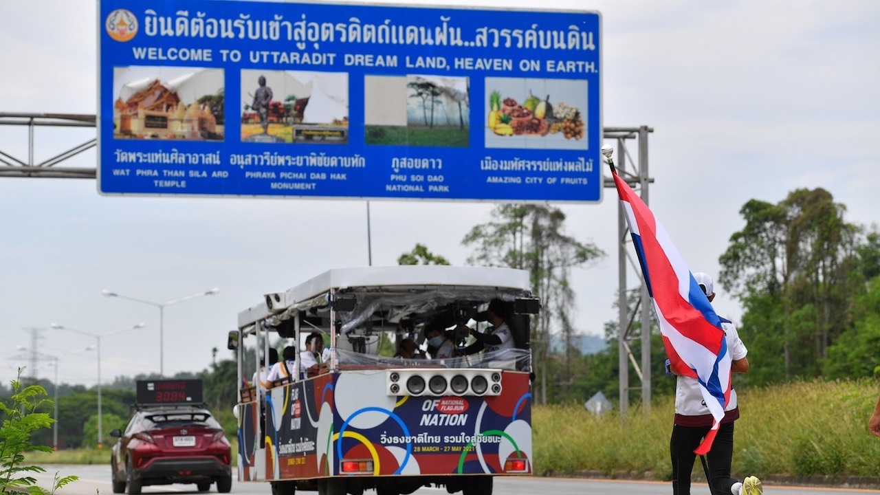 นักปั่นทีมชาติสุดปลื้ม กำลังใจส่งผ่านวิ่งธงชาติไทย ผ่านวันที่ 41 ถึงอุตรดิตถ์ 