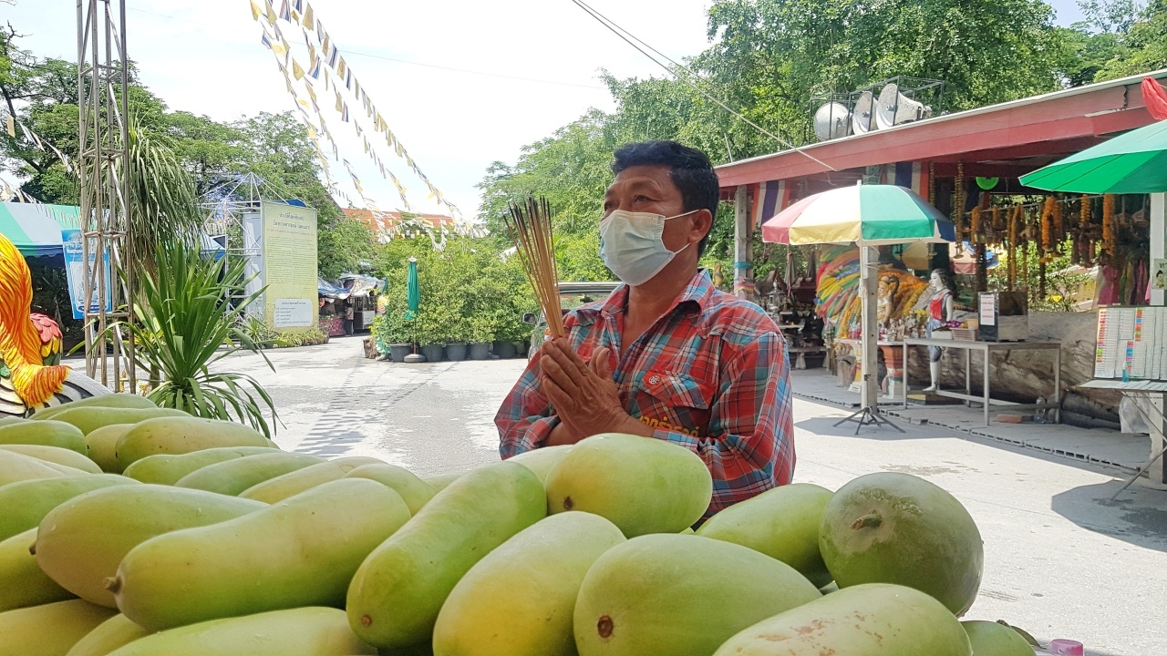หนุ่มใหญ่มาแก้บน "พระเงิน พระทอง" หลังสมปรารถนา ไม่ลืม "เลขเด็ด" ลุ้นโชค