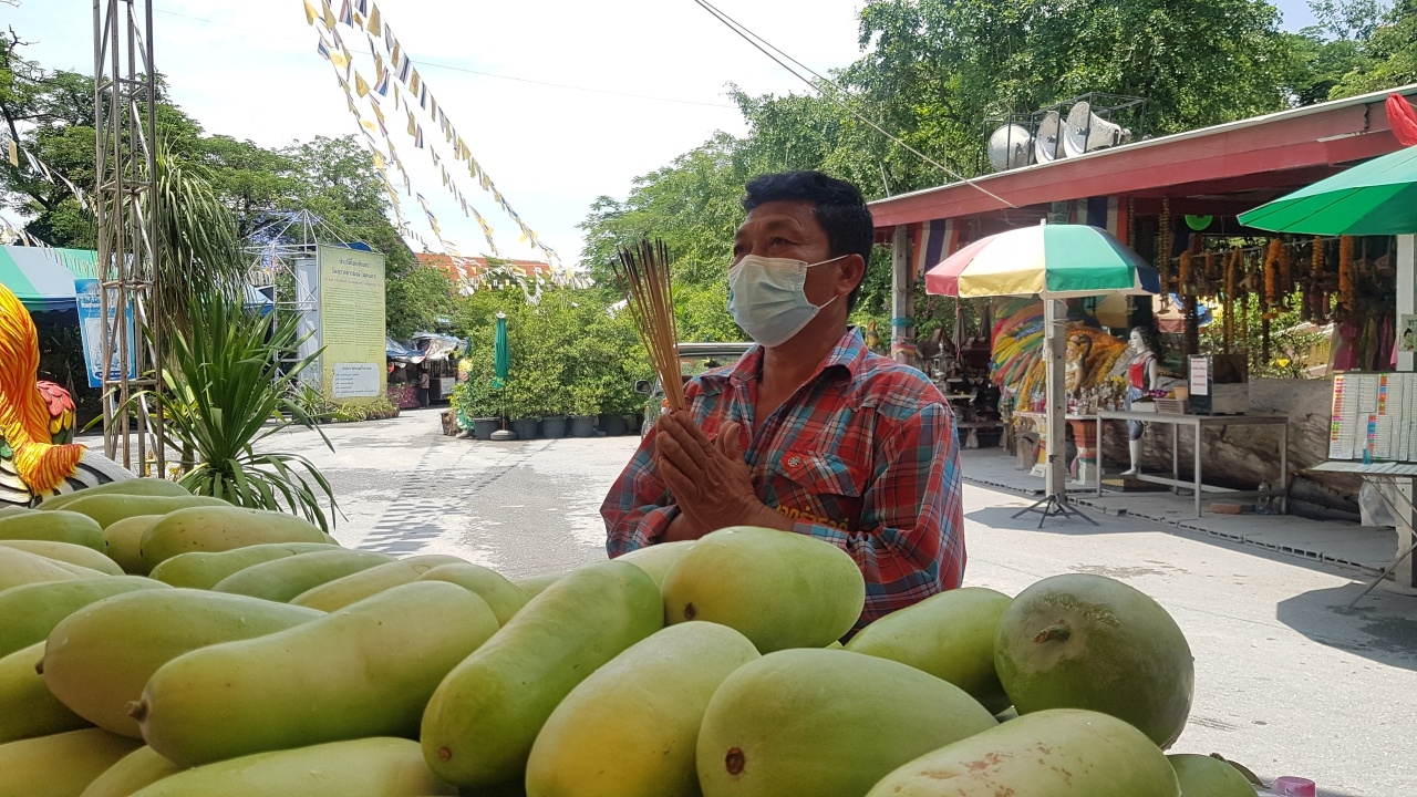 ลุงชาวสวนหอบฟักพันลูก ไข่ไก่ 3 พันฟอง แก้บน "พระเงินพระทอง" ช่วยปลดหนี้