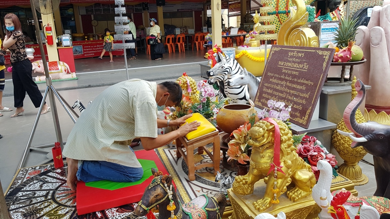 หนุ่มมาแก้บน "หลวงพ่อสมหวัง" ไม่ลืมขอ "เลขเด็ด" ไปลุ้นโชค 2/5/64