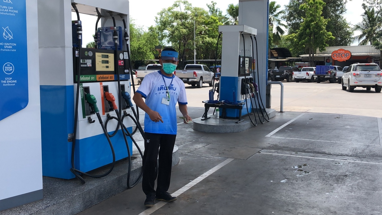 ยุคไร้เงินสด เติมน้ำมันจ่ายเป็นห่อหมก ชาวบ้านชี้เป็นผู้ป่วยจิตเวชขาดยา