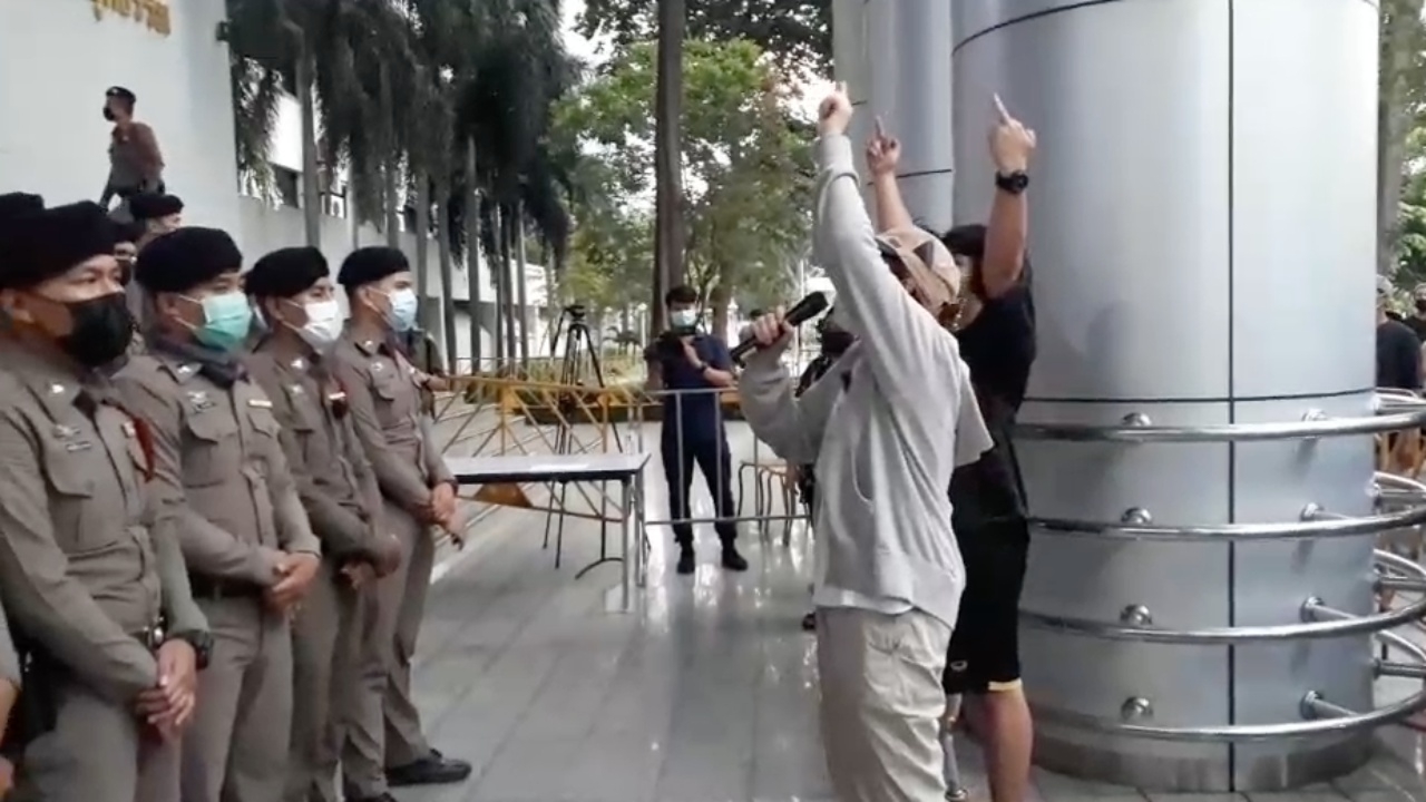 อธิบดีผู้พิพากษาฯ ชี้การที่ม็อบตะโกนด่าตรงบันไดศาลอาญา เป็นการข่มขู่ศาล