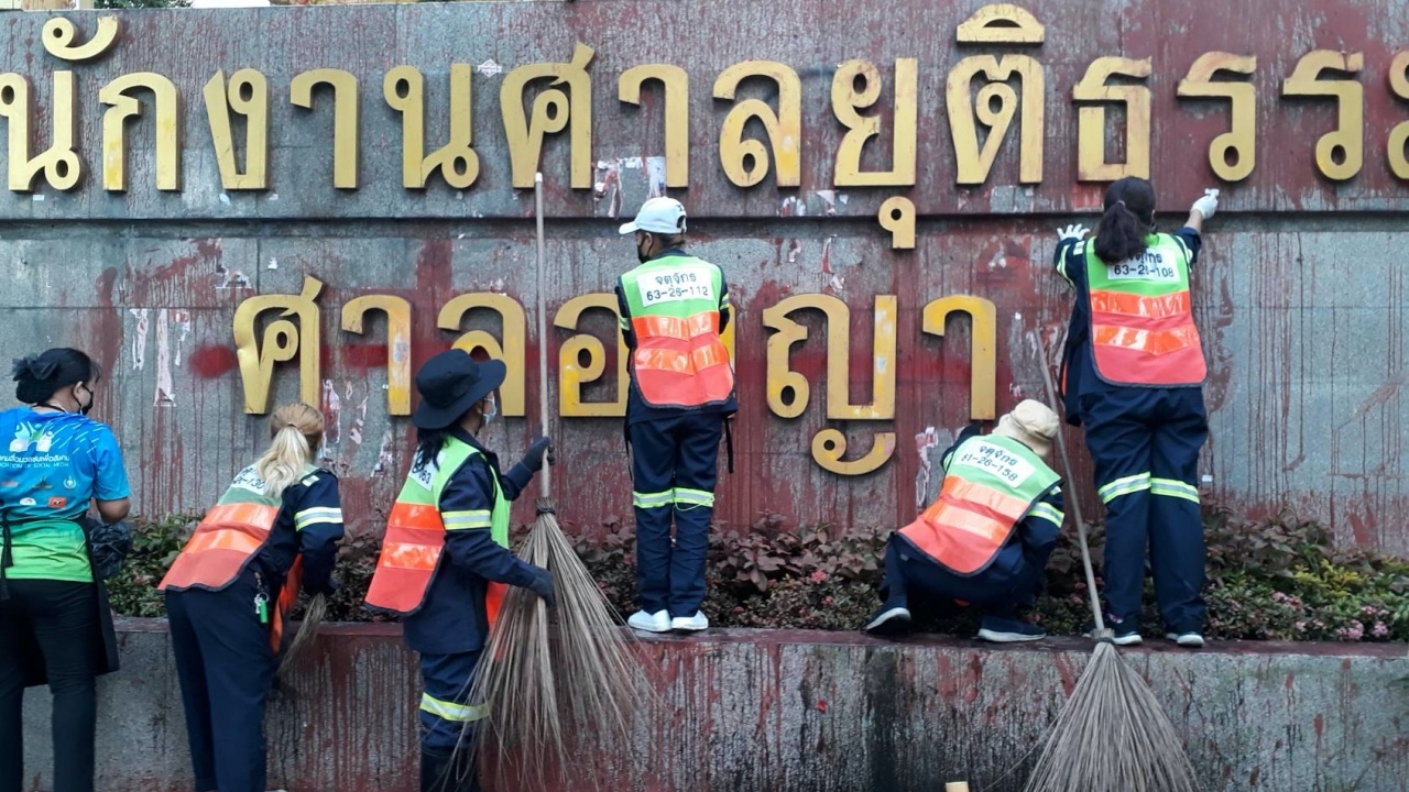 ตร.ฝากขัง ค้านประกันม็อบรีเดม พบใช้ลูกแก้ว ลูกหิน ยิงกระจกศาลทะลุ