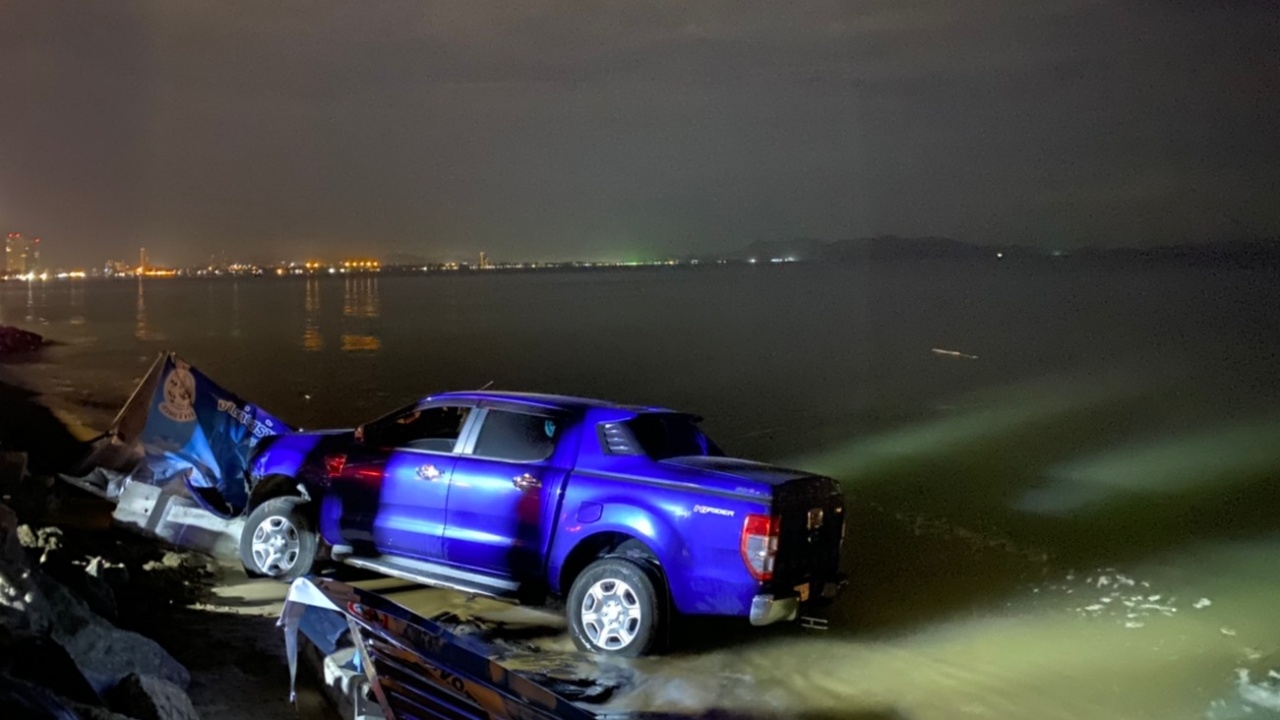 จยย.ตัดหน้ากะทันหัน กระบะเบรกไม่ทัน หักหลบ รถพุ่งตกทะเล หาดจอมเทียน