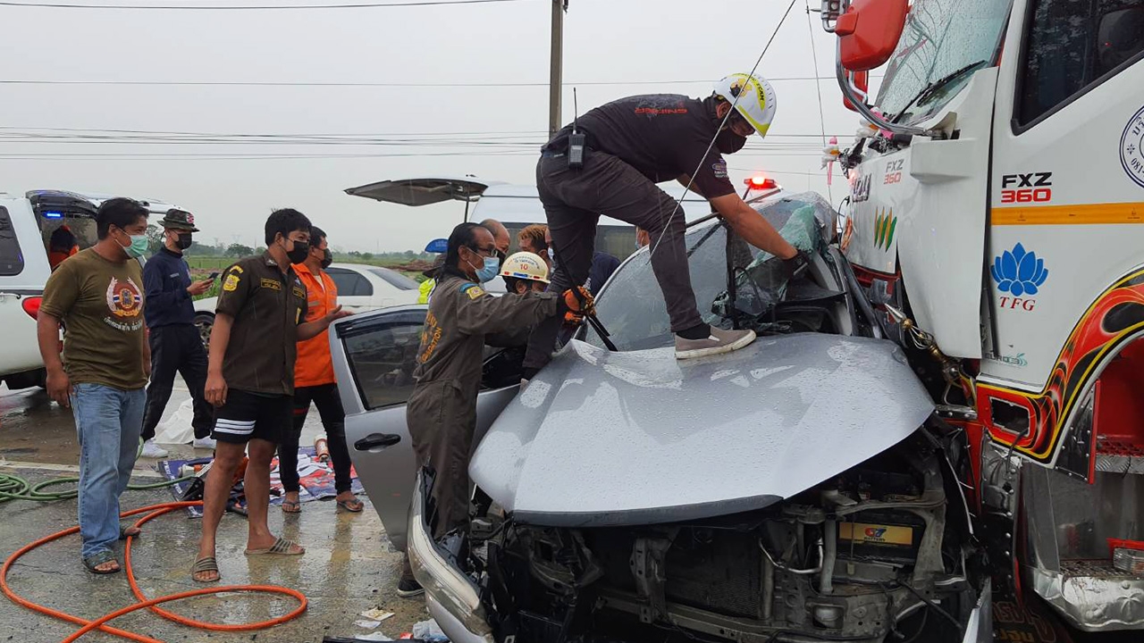 ฝนตกถนนลื่นกระบะเสีย หลักพุ่งชนรถบรรทุกพ่วงดับ 2 ศพที่บ้านหมอ จ.สระบุรี 