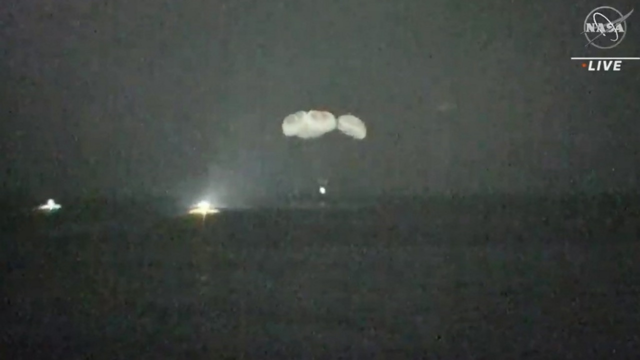 ยานครูว์ ดรากอน นำ 4 นักบินอวกาศ กลับจากสถานี ISS สู่โลกปลอดภัย กลางดึก