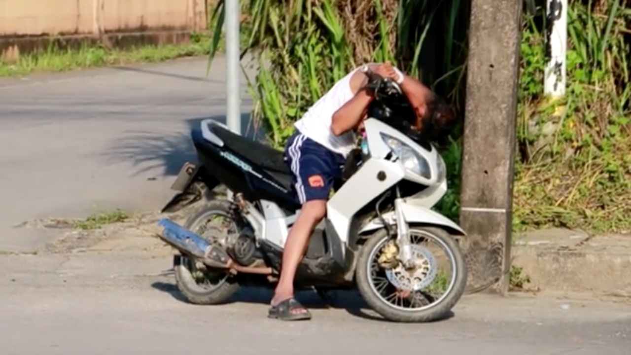 หนุ่มฉลองหนักเมาหลับคอพับคา จยย. ชาวบ้านเห็นนึกว่าตาย แจ้ง จนท.วุ่น