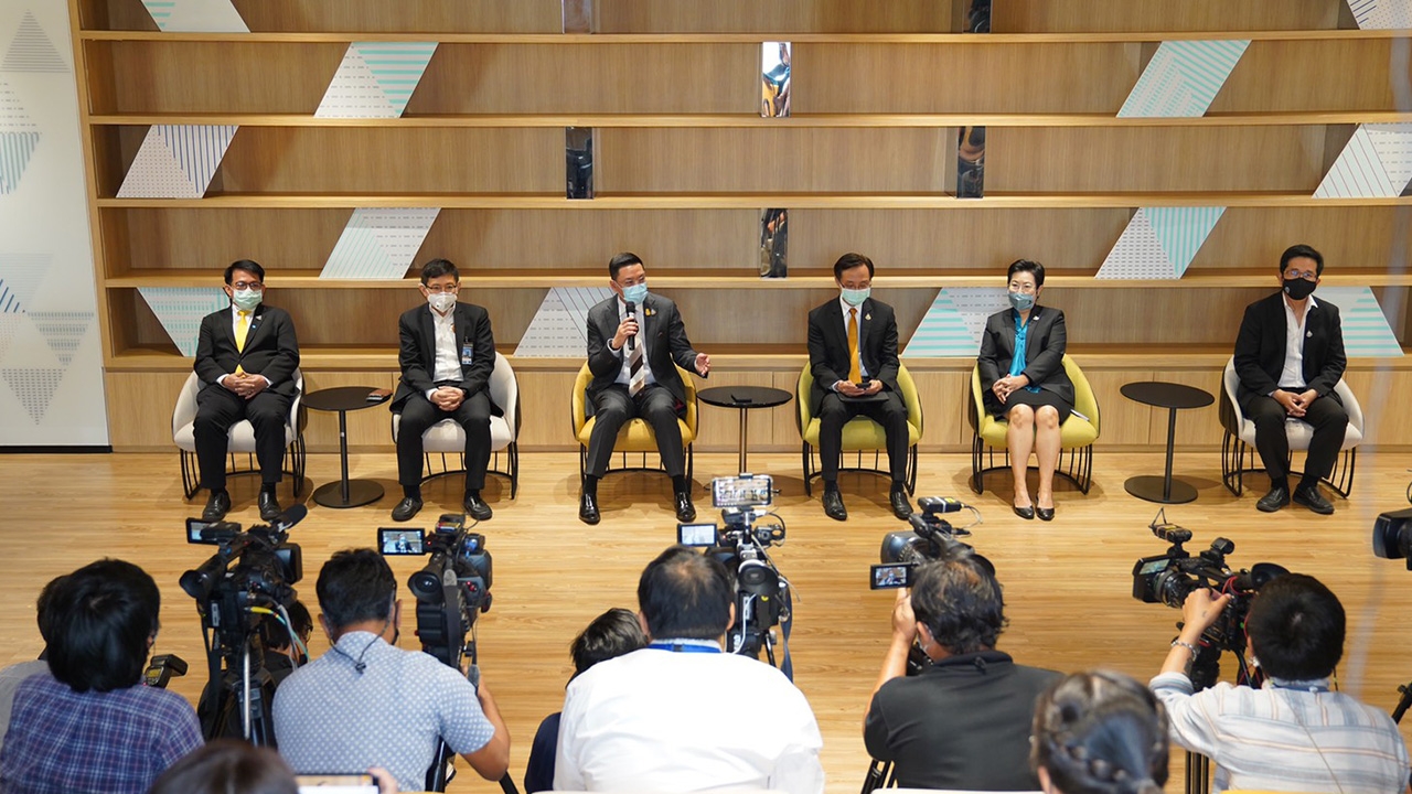 รมว.ดีอีเอส ชี้ ทีมพัฒนาแอปฯ “หมอชนะ” ไม่ได้ถอนตัว แต่ทำดีกว่าเดิม