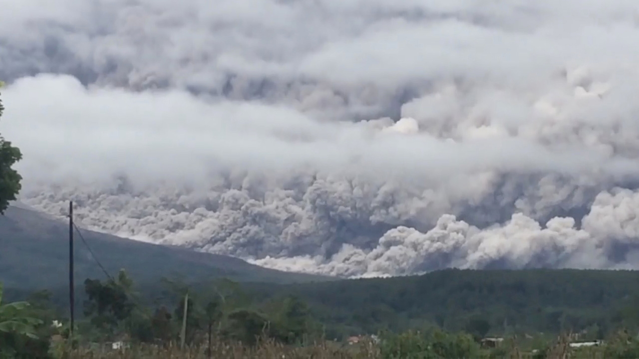 สะพรึง ภูเขาไฟอินโดฯปะทุ พ่นเถ้าถ่านสูง เหยื่อแผ่นดินไหวพุ่ง 73(คลิป)