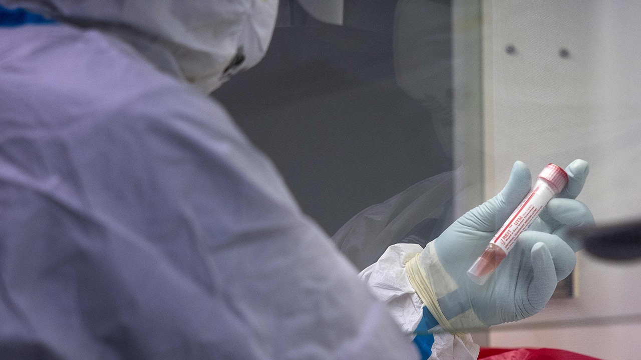 นนทบุรี พบผู้ป่วยโควิดใหม่ 2 ราย พ่อค้าอาเจียนเป็นเลือด อีกคนสาวท้องใกล้คลอด