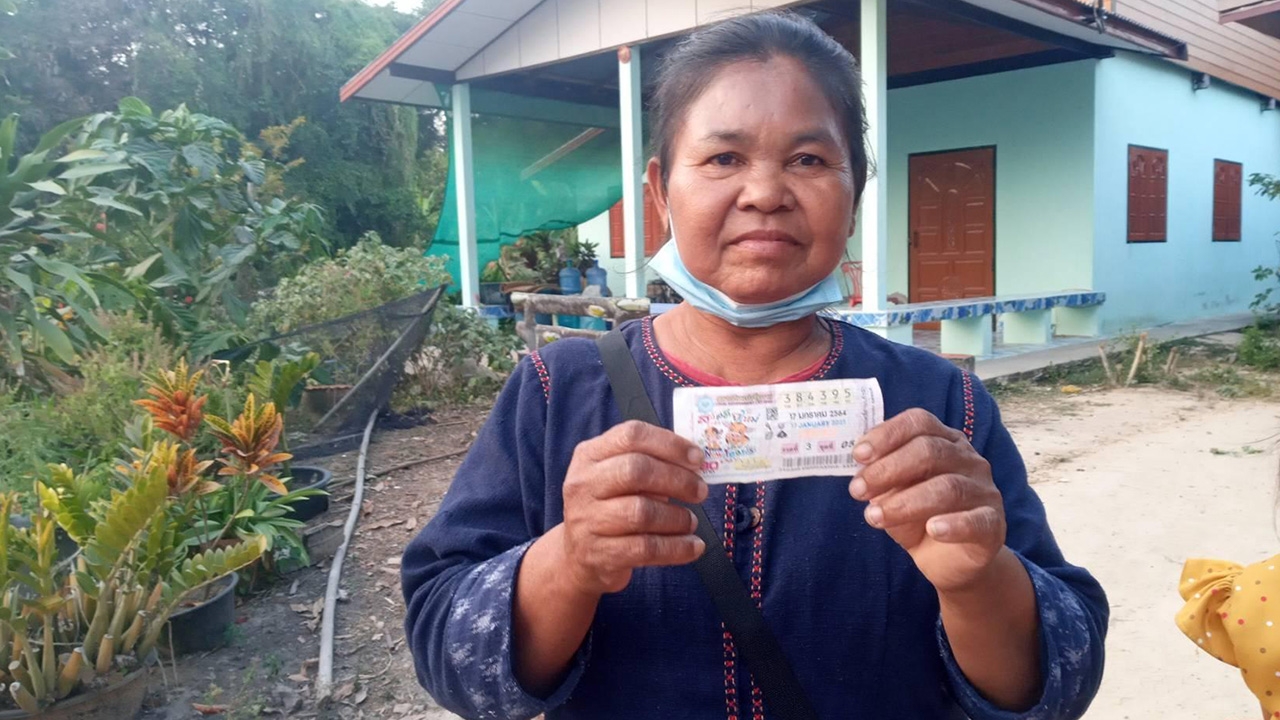 พ่อค้านำโชคมอบให้ถึงบ้าน ป้าอุดรฯ หยิบ 1 ใบ ถูกที่ 1 รับ 6 ล้าน