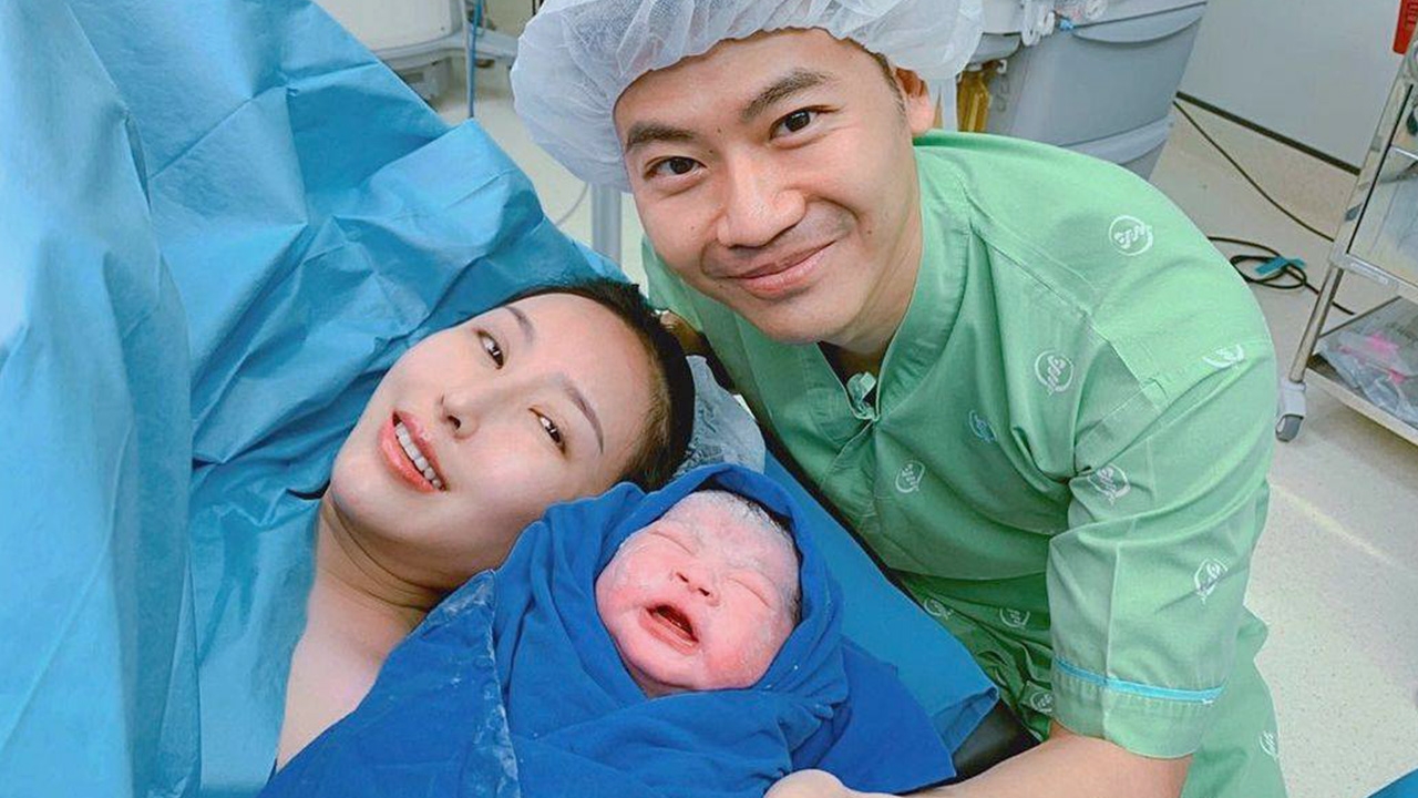 อดีตดาราช่อง 7 พอลลี่ พรพรรณ เป็นคุณแม่ป้ายแดง หลังคลอดลูกสาวคนแรก