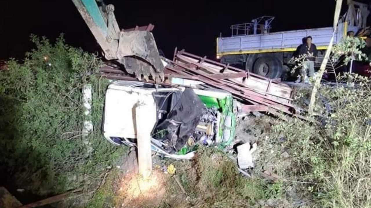 ปิกอัพแหกโค้ง ชนศาลาริมทางที่บางปลาม้า พังทับดับ 1 สาหัส 2