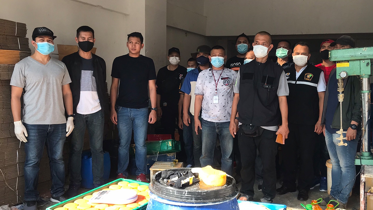 ตำรวจจับมือ อย. บุกโรงงานผลิตสบู่ผิดกฎหมาย ย่านโกสุมรวมใจ ทำขายออนไลน์