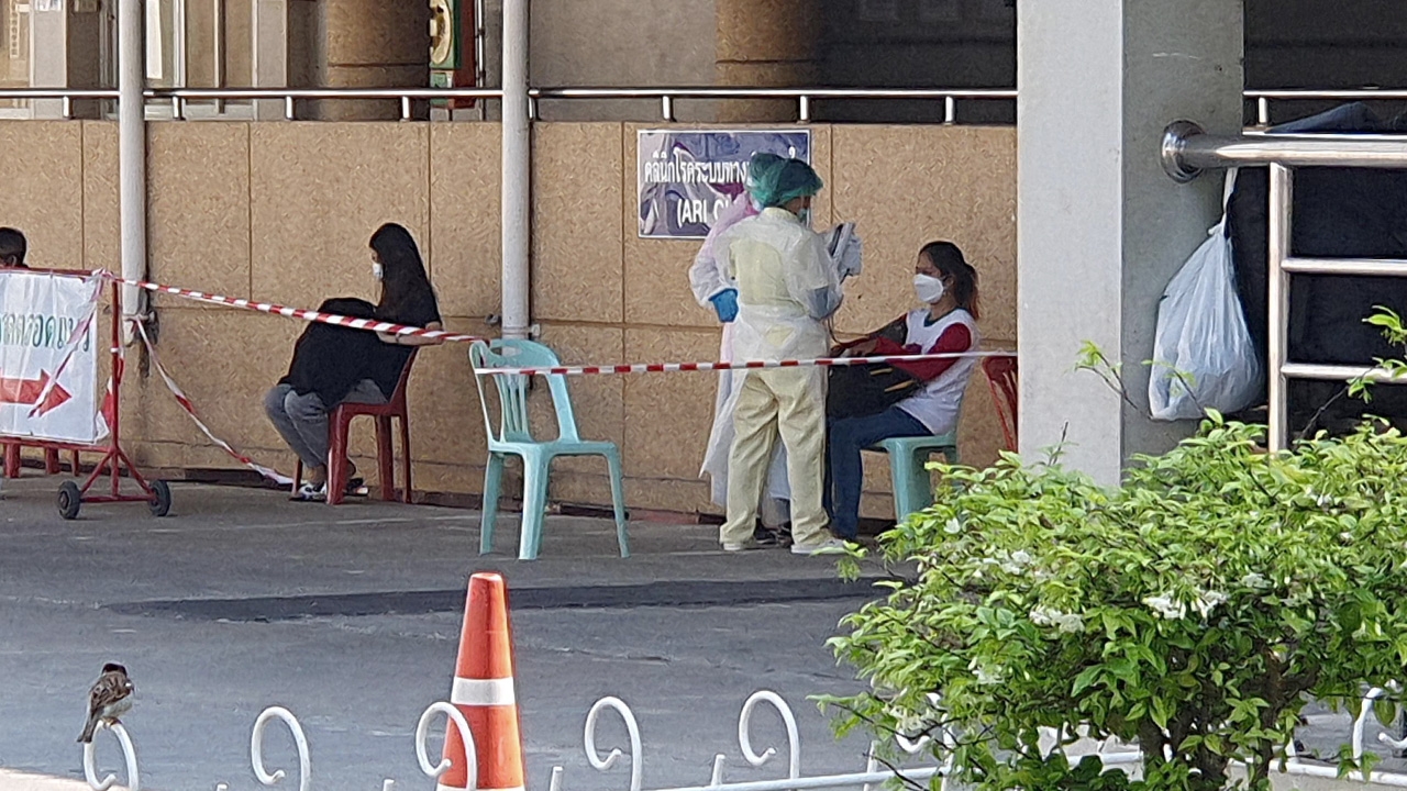 แม่สอด รับ 32 คนไทยกลับจากเมียวดี พบติดโควิด 21 รายนำส่ง รพ.