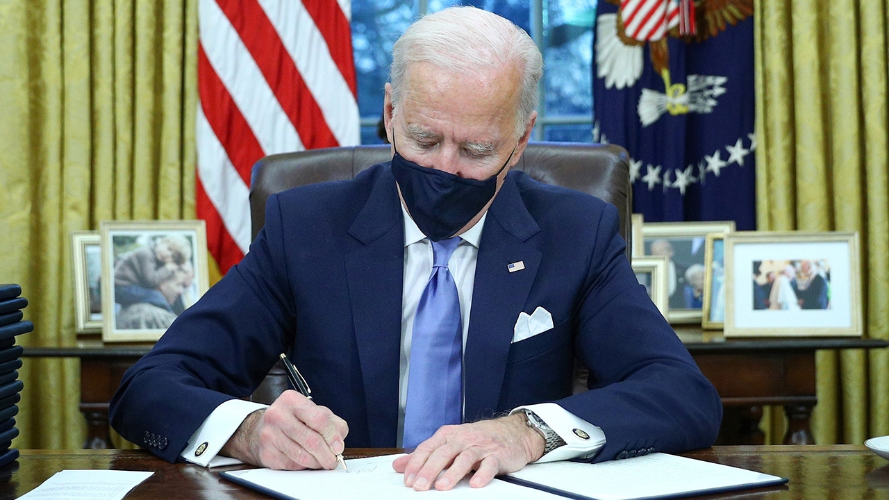 ไบเดนลุยแล้ว ลงนามคำสั่งพิเศษ บังคับใส่หน้ากาก-หวนร่วมความตกลงปารีส