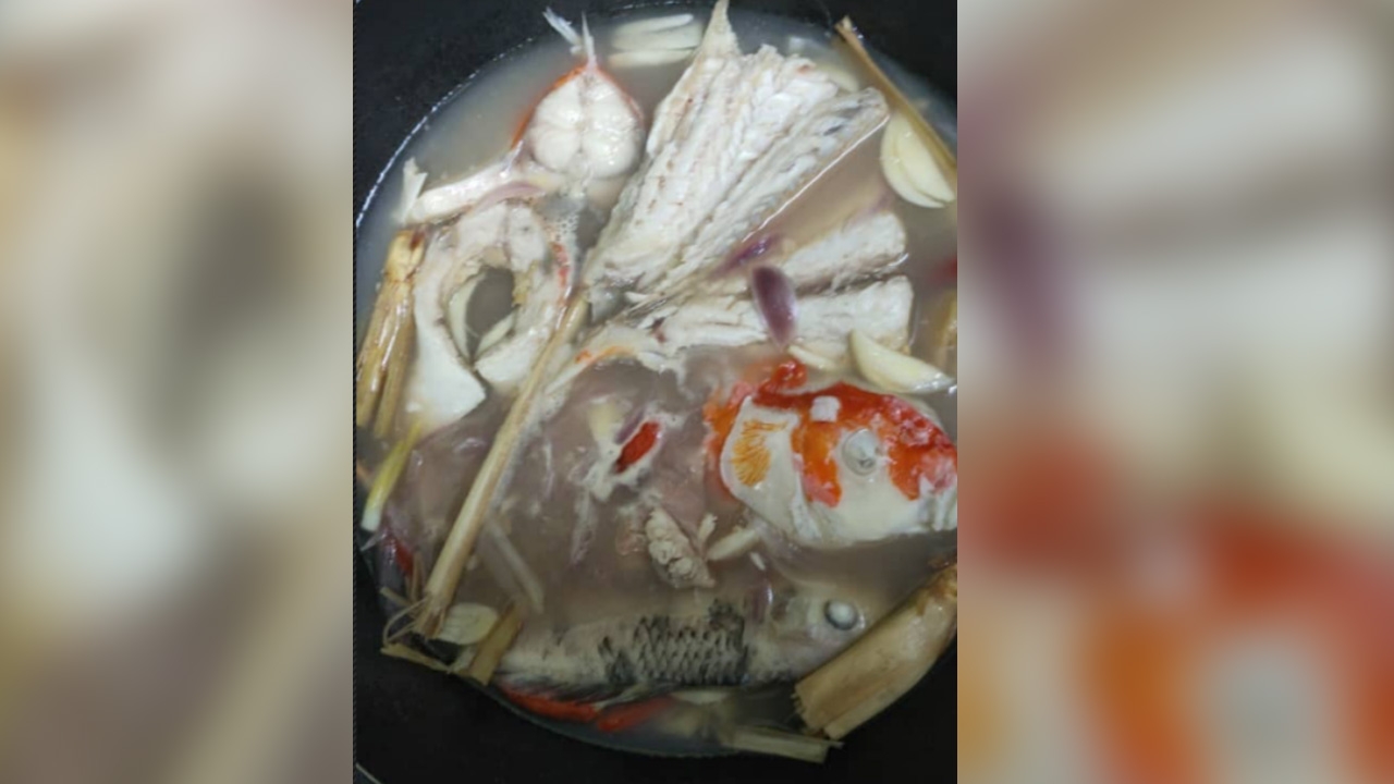 ชาวเน็ตตะลึง ปลาคาร์ปตายทั้งบ่อ แม่บ้านมาเลเซียจับทำซุป