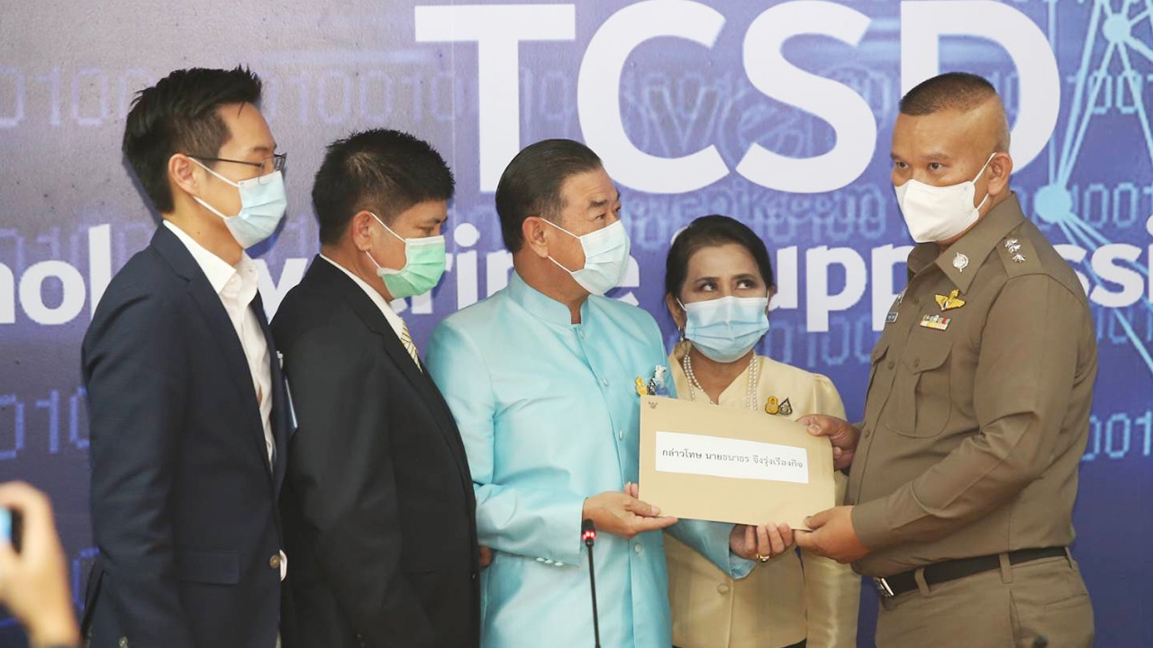 แจ้งเอาผิด “ธนาธร” ม.112-พ.ร.บ.คอมพ์ วิจารณ์รัฐบาลโยงสถาบันปมวัคซีนโควิด